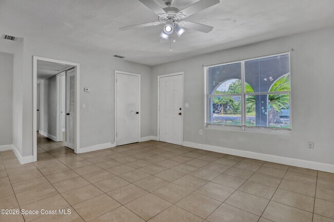 Building Photo - 807 Hillsdale Dr