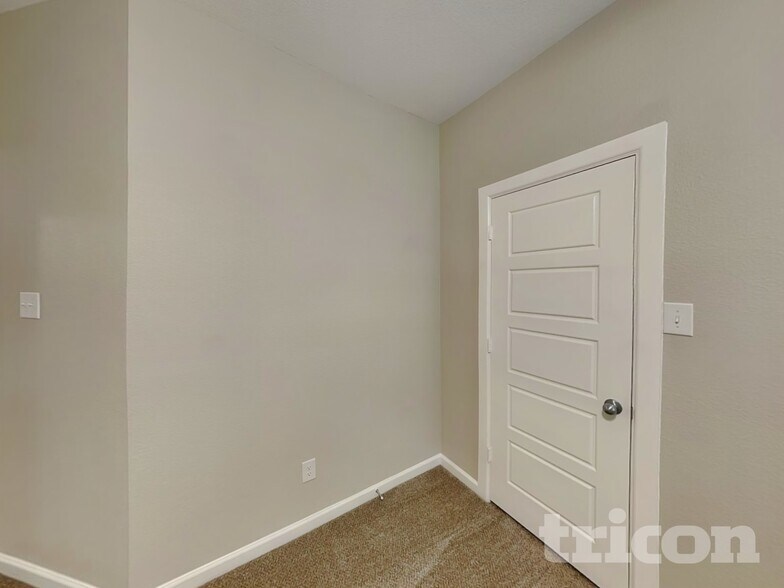 Building Photo - 540 Hazeltine Rd