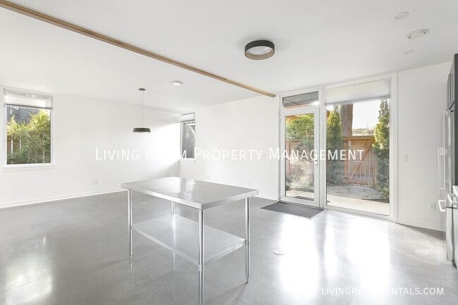 Building Photo - 4863 NE Going St