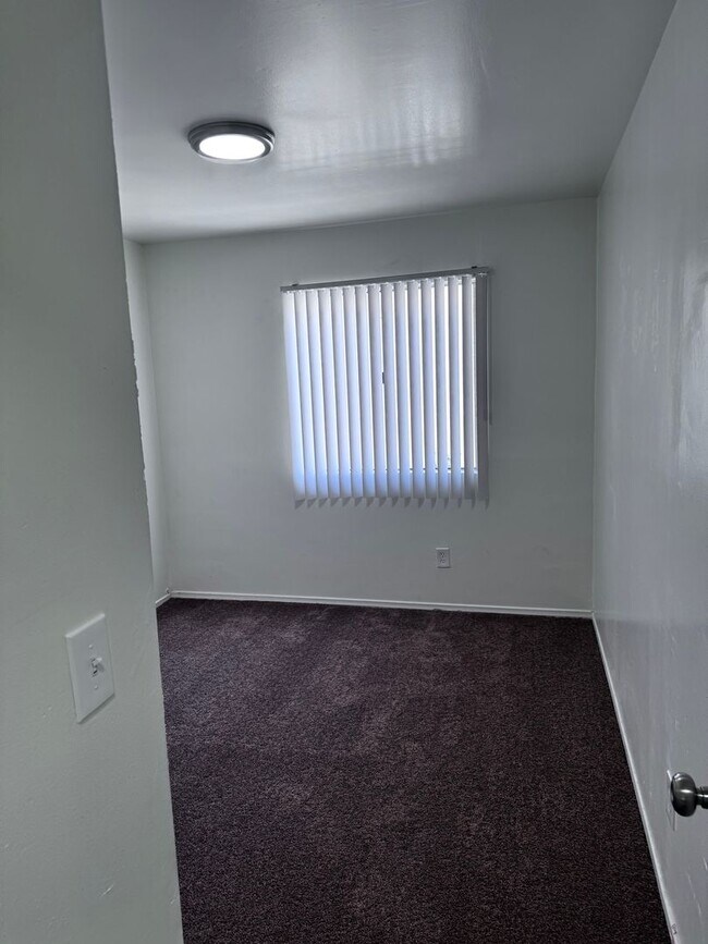 Building Photo - 437 E Truslow Ave