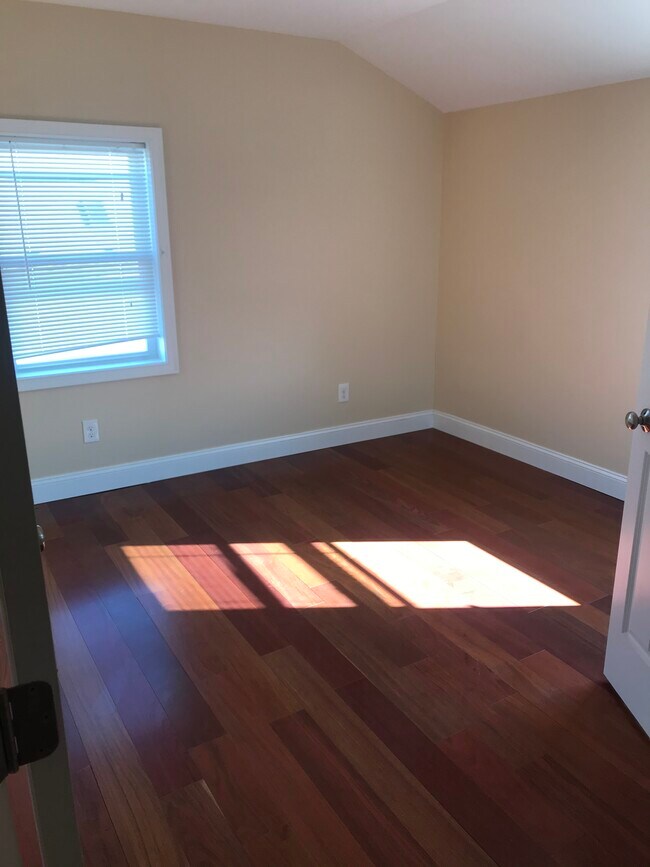 Building Photo - 35 Governor St