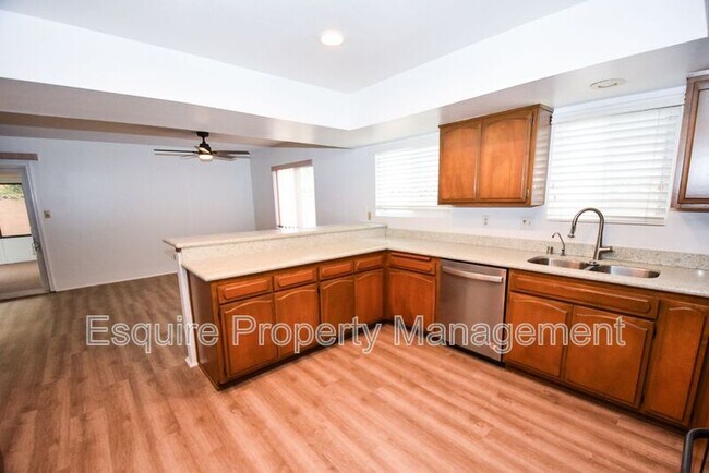 Building Photo - 833 Sharon Dr