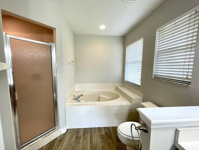 Building Photo - Cute 4/2 EAST Orlando Home in Wedgefield!