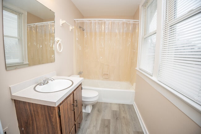 Building Photo - 927 E Dunklin St