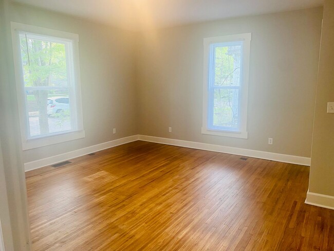 Building Photo - Newley Renovated 4BR - 2BA - South Campus!
