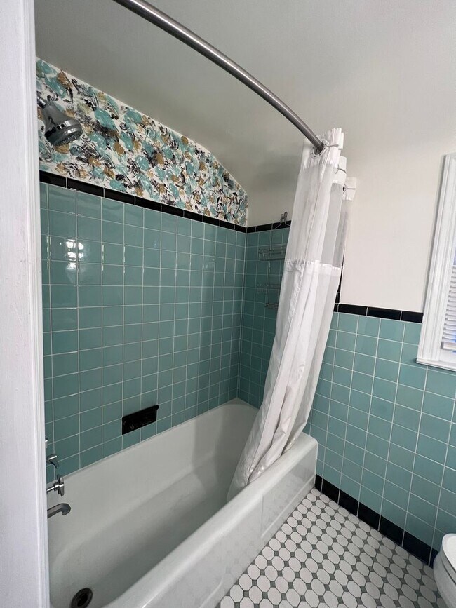 Building Photo - Recently Updated 2 Bedroom Home with Fence...