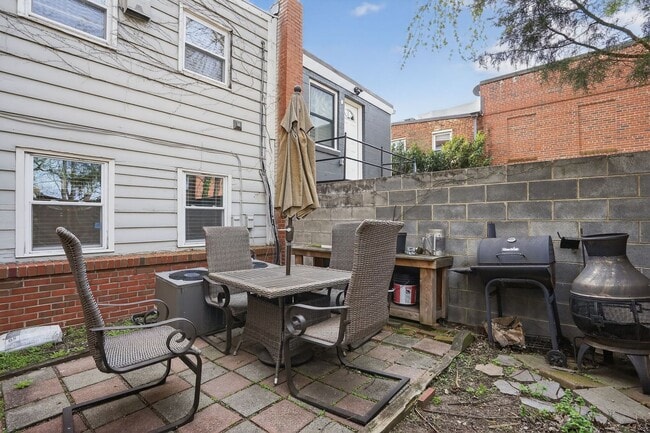 Building Photo - Spacious 1Bd/1Bth condo nestled in the heart of Old Town Alexandria! Pets Welcome!