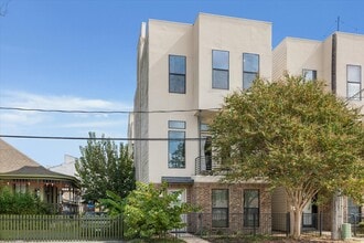 Building Photo - 2118 Sabine St