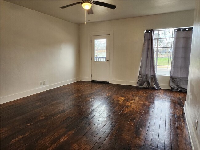 Building Photo - 415 W Poplar St