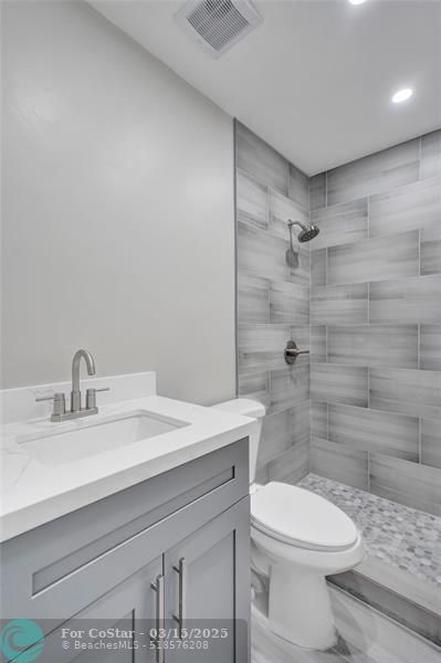 Building Photo - 2614 W 65th St