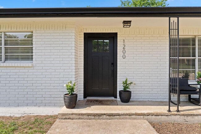 Building Photo - 1200 Ash Dr