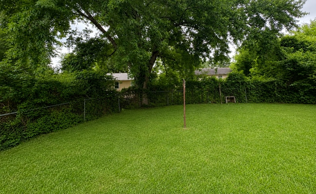 Building Photo - Charming 3 bedroom 1 bath Home - Open To Section 8