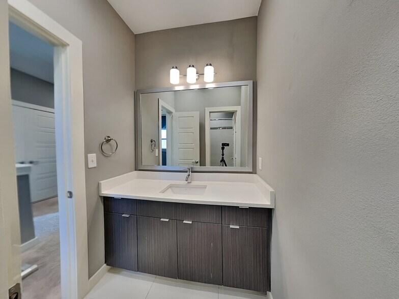 Building Photo - 1553 Fiji St