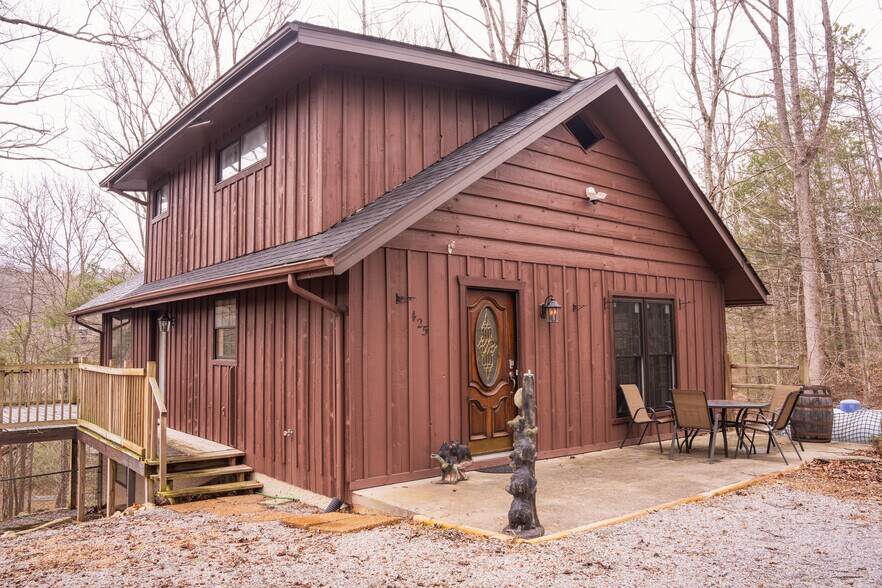 Building Photo - 425 Hemlock Ln