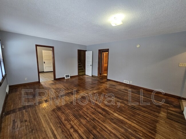 Building Photo - 401 Charles St