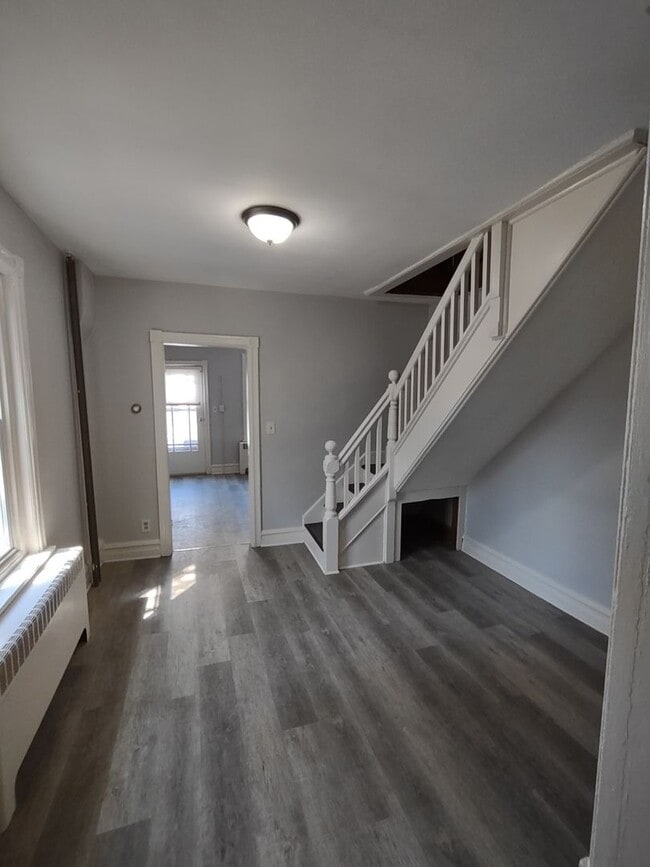 Building Photo - 2 Bedroom for Rent