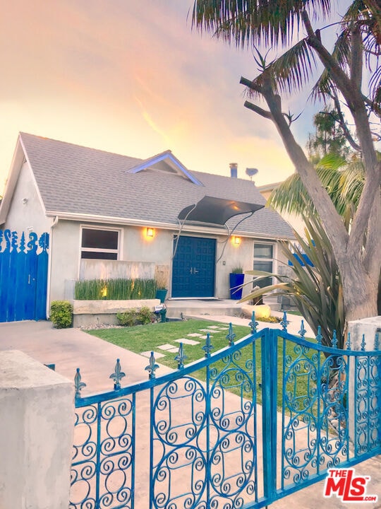 Building Photo - 1153 N Poinsettia Pl