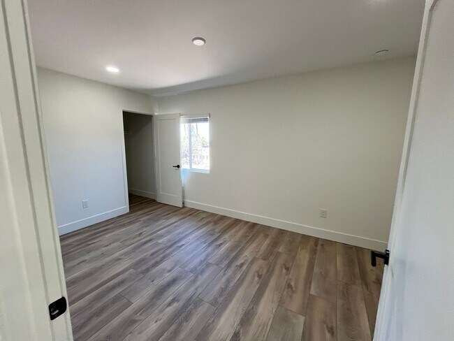 Building Photo - Remodeled in 2025!! Modern Big 7 Bedroom H...
