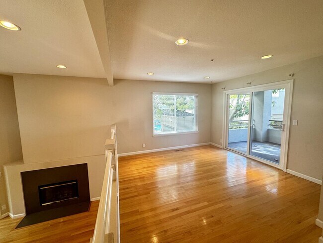 Building Photo - 109 E Court Ln