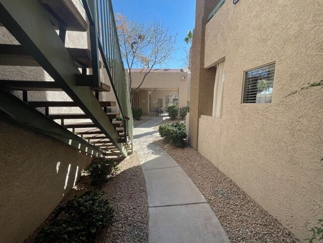 Building Photo - 1 Bedroom 1 Bath (Gilbert Rd and Guadalupe) -**$500 off First Month**