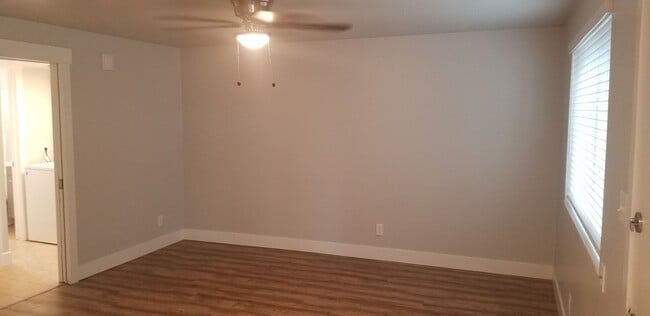 Building Photo - 1 Bedroom Apartment Available February 1st