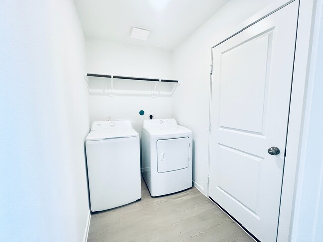 Building Photo - 3090 Mallorca Dr