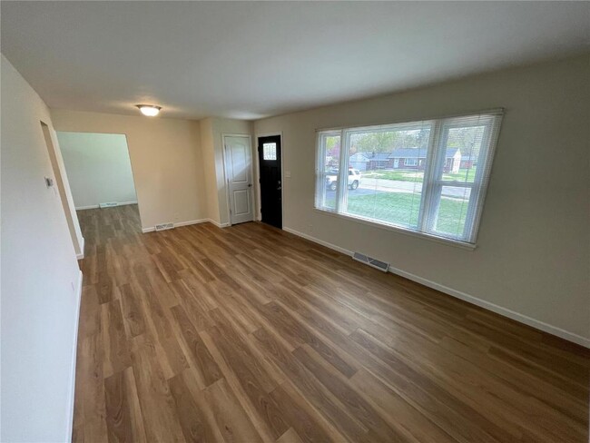 Building Photo - 433 Essen Ln