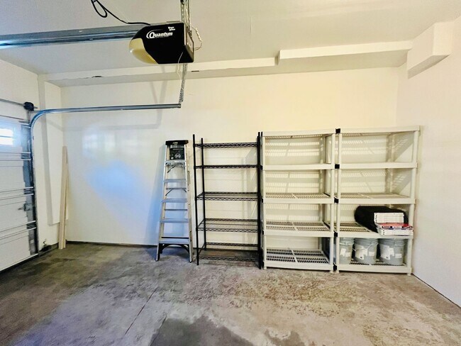Building Photo - Amazing 3-Bedroom 2.5-Bathroom Townhouse i...