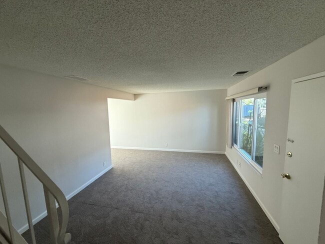 Building Photo - Quiet unit with new paint, new carpet, new windows and Air Conditioning!