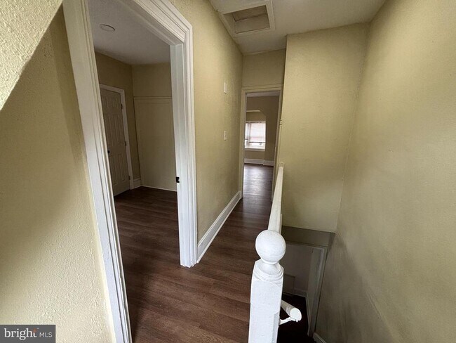 Building Photo - 130 E 4th St