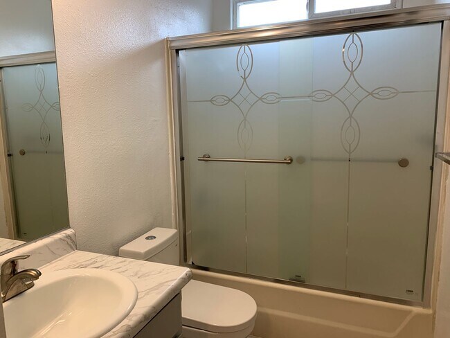 Building Photo - Super clean and move-in ready 3 Bedroom, 2 Bath!!