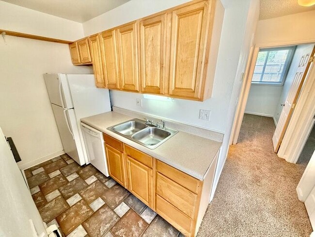 Building Photo - Move -In Incentives - 2 Weeks Free, or Flexible Lease Dates! 2 Bed, 1 Bath apartment in 4 Plex - ...