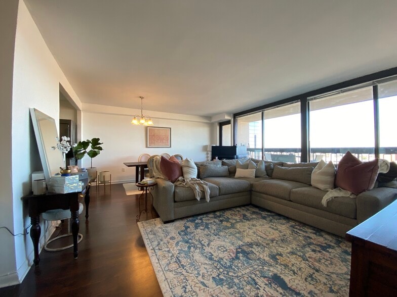 Living room-dining room - 3701 S George Mason Dr