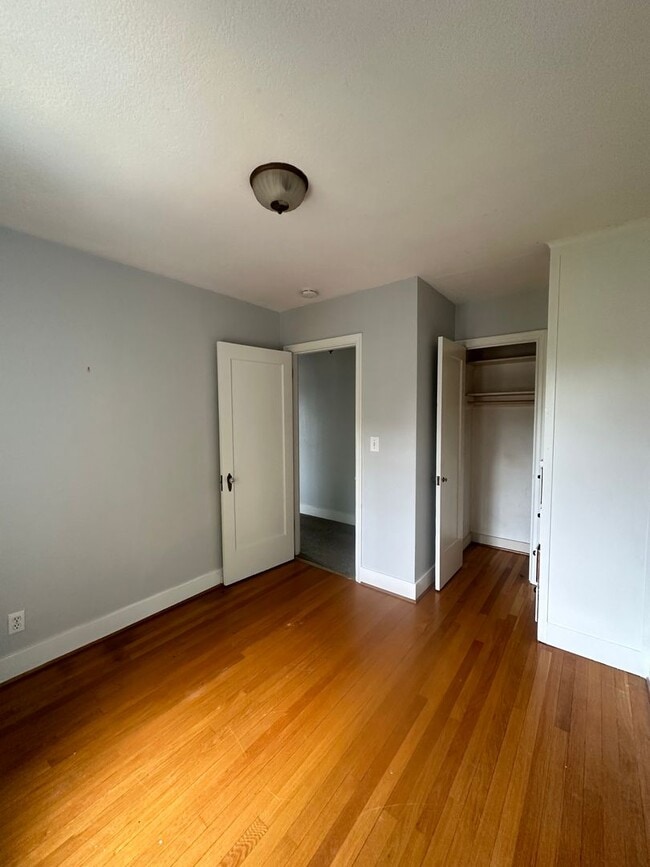 Building Photo - Vintage 1 bedroom unit - close 2 transportation.