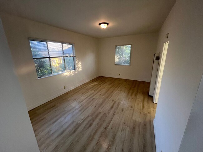 Building Photo - 360 Palm Ave