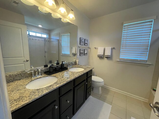 Building Photo - Stunning 3BD, 2.5BA End Unit Durham Townho...