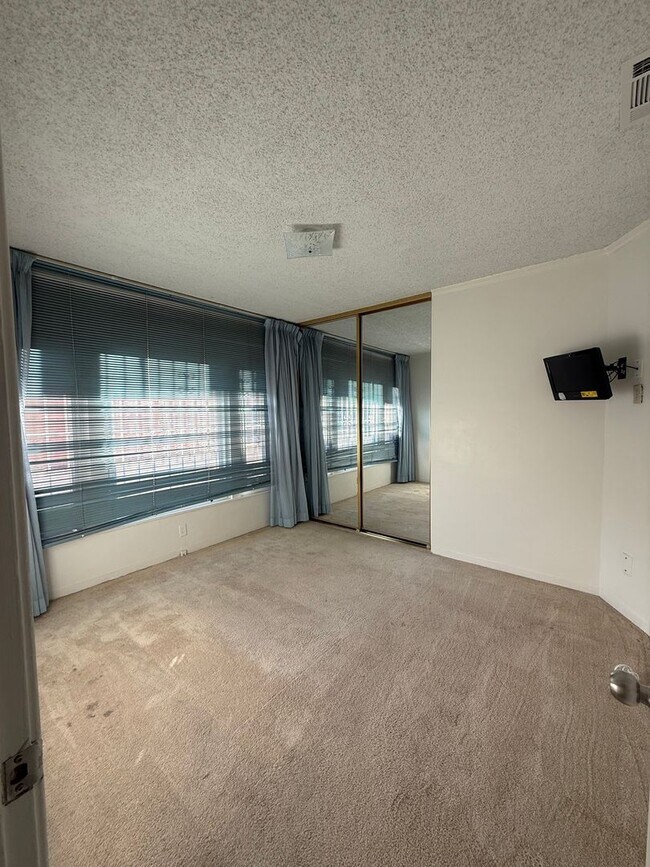 Building Photo - Charming 3BR/1.5BA Home with Cozy Fireplace