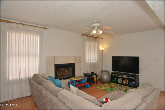 Building Photo - 7528 Luz De Lumbre Ave