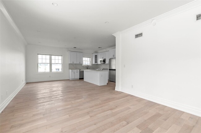 Building Photo - 22 Sagamore Hill Dr