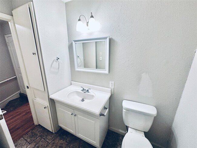 Building Photo - 3822 Southway Dr