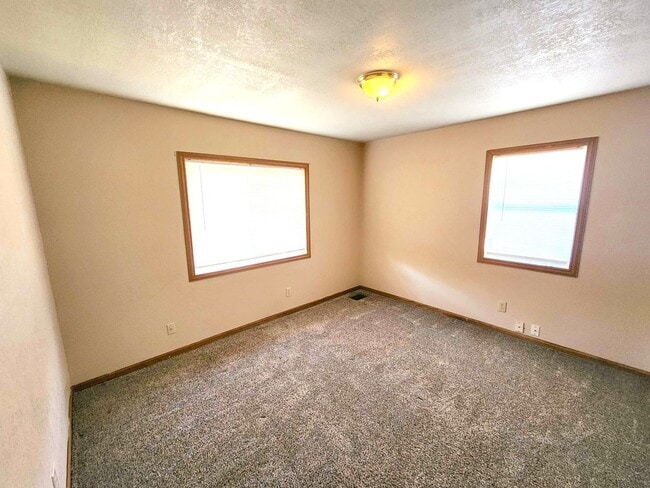 Building Photo - Easy Access to Shopping and Highway!