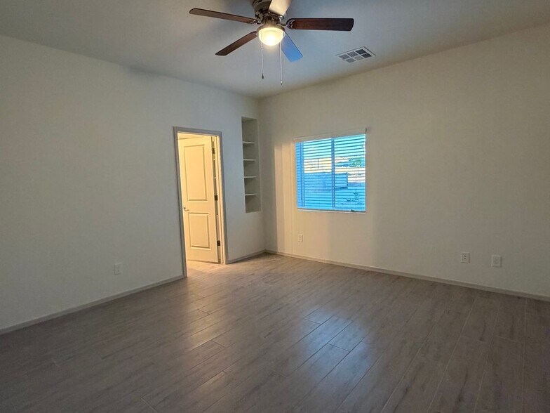 Building Photo - 1528 E Grovers Ave