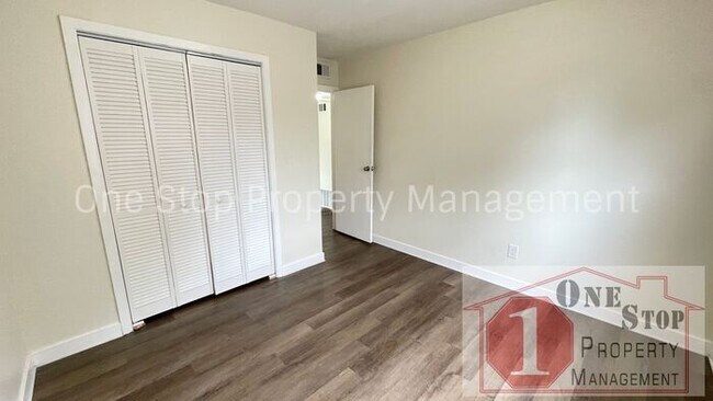 Building Photo - 2-Bedroom, 1-Bathroom duplex in Lees Summit