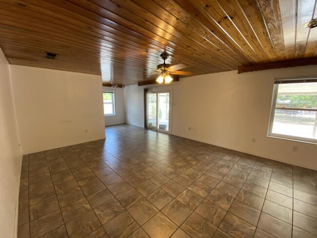 Building Photo - 1122 Rhonda Lee St