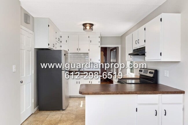 Building Photo - House Available August 1, HW Floors & Buil...