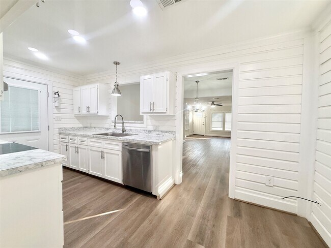 Building Photo - 137 Laurel St