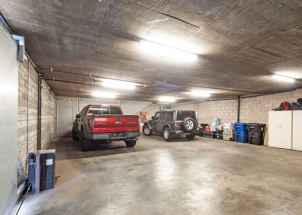 Building Photo - 2448 Riverside Dr