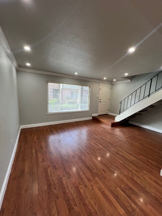 Building Photo - Beautiful 3 Bedroom and 1.5 Bathroom Condo $2,195.00 Available Now