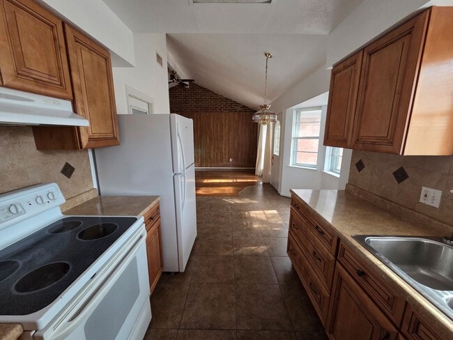 Building Photo - 2121 Redwood St