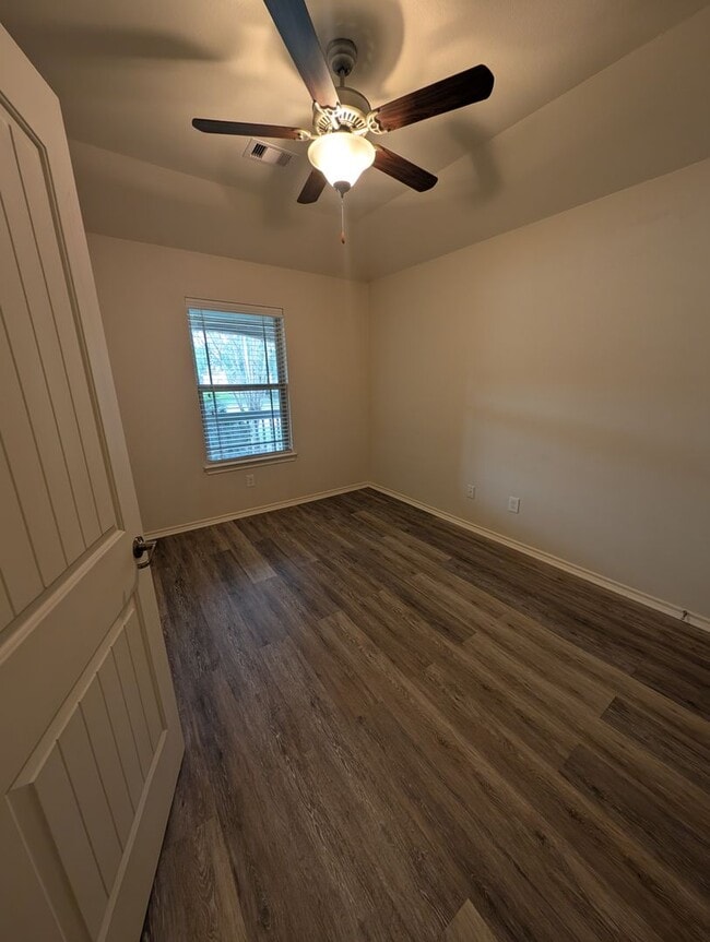 Building Photo - 3BR w/ Solar Near Villages of Northpointe West